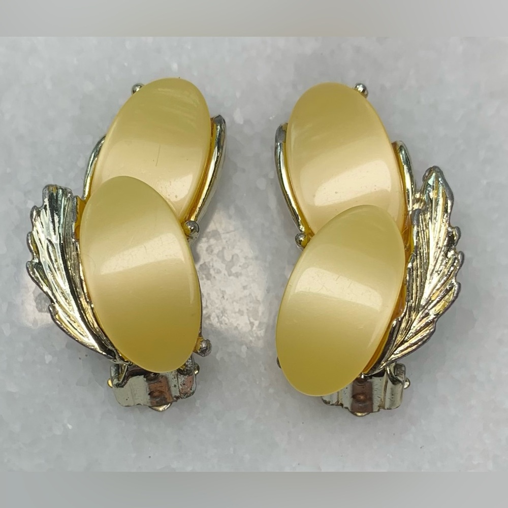 Vintage Yellow Cabochon Clip-On Earrings 🌼 1960s Gold Tone Retro Jewelry